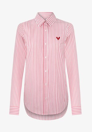 Camisa de botón de rayas rosas y blancas con mangas largas, que presenta un dobladillo curvado y un pequeño bordado de un corazón rojo en el pecho.