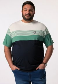 Męska koszulka z krótłym rękawem w poziome paski w kolorze kremowym, zielonym i granatowym. Wykonana z bawełny, z okrągłym dekoltem i detalem logo.
