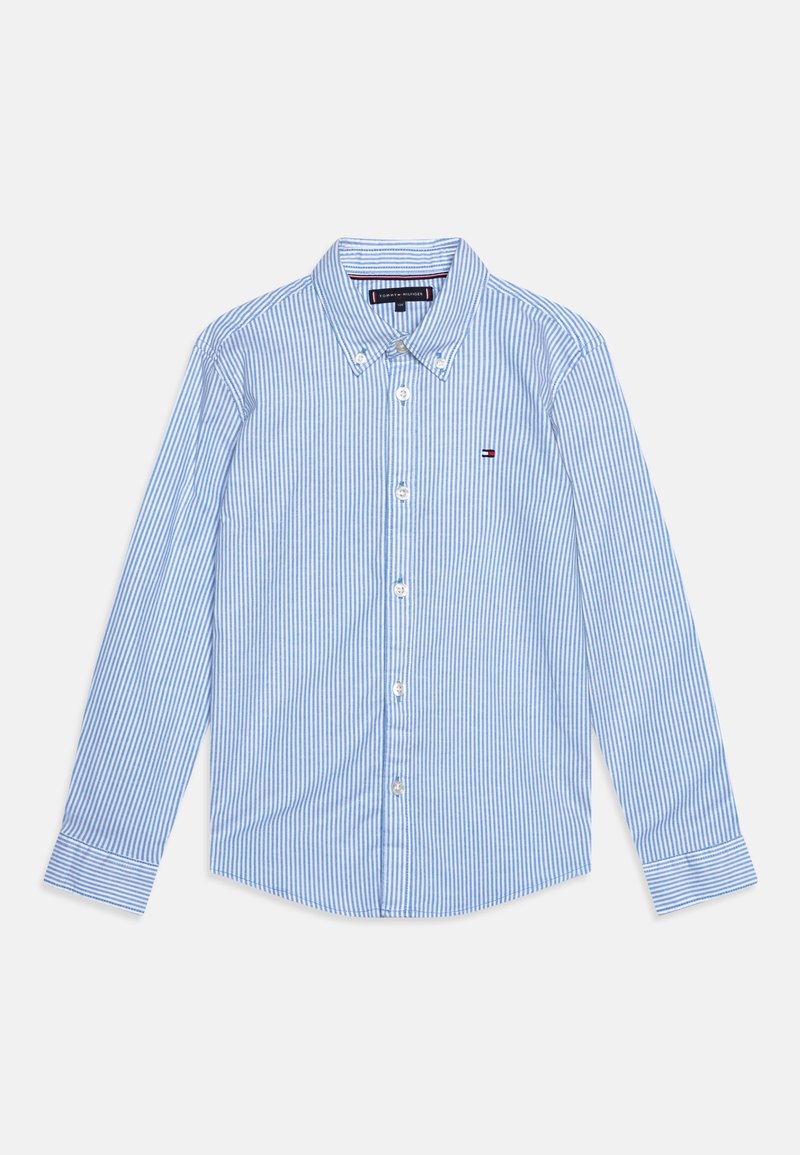 Camicia a maniche lunghe con righe blu e bianche verticali, colletto rigido, e un piccolo logo sul petto. Materiale in cotone.