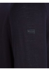 Marineblauer Strickpullover mit strukturiertem Muster. Enthält ein kleines schwarzes Etikett mit "MAERZ" am linken Ärmel.