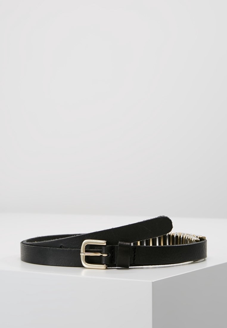 Ceinture en cuir noir avec une boucle dorée, enroulée sur une surface blanche sur un fond uni gris clair.