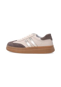 Beige Leder Sneaker im Low-Top-Stil, mit braunen Wildlederakzenten, metallisch silbernen Streifen, weißen Schnürsenkeln und einer dicken braunen Gummisohle.
