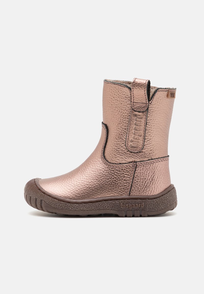 Fémes rózsaszín bőrből készült bokacsizma, texturált felülettel, elasztikus oldalsó panellel és barna gumitalppal. Lekerekített orr kialakítás és húzófül a saroknál.