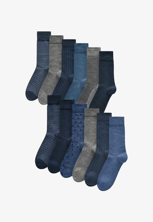 Zwölf Paar Socken in verschiedenen Blautönen und Grautönen. Die Texturen umfassen Streifen, Punkte und Fischgrätenmuster. Material aus Baumwollmischung.