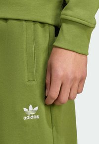 adidas Originals Tepláky - tech olive