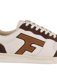 Zapatillas beige con acentos de ante marrón. Presentan un logo "F" de corduroy, cordones blancos y detalles perforados en la puntera. Suela plana.