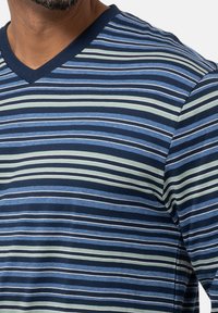 V-Ausschnitt T-Shirt mit horizontalen Streifen in Marineblau, Hellblau und Grün. Weicher Baumwollstoff, normale Passform und kurze Ärmel.