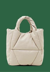 Beige polstret skuldertaske med snoede håndtag, der har geometrisk paneldesign og en blød tekstur, ideel til daglig brug.