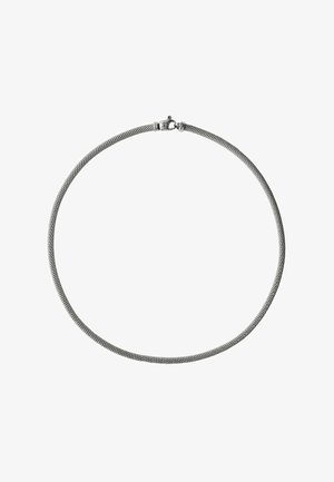 Collar de malla tono plateado con un diseño circular flexible. Presenta un cierre de broche y una superficie texturizada, ofreciendo un aspecto moderno.