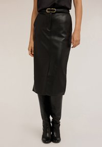 Fustă conică din piele neagră, cu un design elegant, ce include o deschidere frontală și un accent cu cataramă aurie pe curea. Textură netedă și formă ajustată.