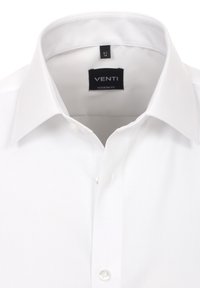 Weißes Hemd mit modernem Schnitt, klassischem Kragen, Knopfverschluss und einem Venti-Label im Kragen. Glatte Textur.