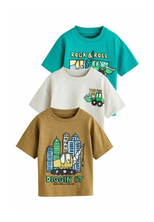 Drei T-Shirts in Türkis, Creme und Braun. Jedes zeigt bunte, baubezogene Motive; aus Baumwollstoff, mit kurzen Ärmeln und rundem Ausschnitt.