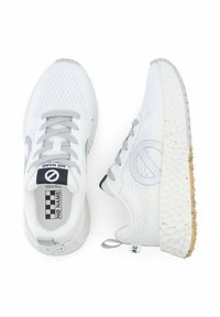 Witte sportieve schoenen met een bovenwerk van mesh, grijze accenten en een vet rond logo. Heeft een textuur middenzool in het wit met kleurrijke spikkels en een rubberen buitenzool.
