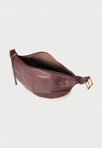 Borsa in pelle borgogna con forma curvata. Accenti in hardware dorato e chiusura con zip. Interno foderato con una tasca singola.