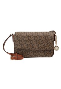 Brun DKNY crossbody-väska med monogrammönster, justerbar läderrem och rund gul nyckelringsberlock fäst på sidan.