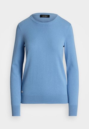 Hellblauer Pullover aus weichem Strickmaterial. Mit klassischem Rundhalsausschnitt, langen Ärmeln und gerippten Bündchen und Saum. Kleines Logodetail am unteren Rand.