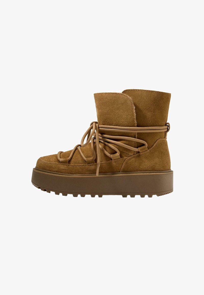 Hnedé semišové členkové topánky s hrubou, štruktúrovanou platformou a šnurovaním vpredu. Majú ohnutý vrch a dekoratívne šnúrkové akcenty.