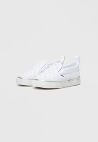 Fehér slip-on cipők szőtt mintával, textil felsőrésszel, gumitalppal és fémlakkal. Oldalsó logóval és sarokhurokkal rendelkezik a kényelmes viselés érdekében.