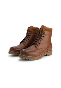 Bruine leren enkellaarzen met zwarte veters, zijrits, gevoerd kraag en robuuste rubberen zolen, weergegeven in driekwartzicht tegen een witte achtergrond.