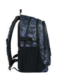 Zaino nero con un design testurizzato e un motivo geometrico scuro. Include spallacci regolabili e diversi scomparti con cerniera.