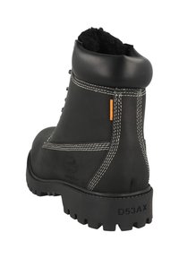 Schwarzer Lederknöchelstiefel mit strukturierter Oberfläche, weißen Nähten und einer Gummisohle. Verfügt über einen orangefarbenen Akzent an der Ferse.