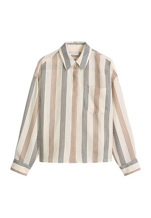 Chemise crème à manches longues avec des rayures verticales marron et noires, un col pointu, des poignets à boutons et une poche poitrine unique sur le côté gauche.