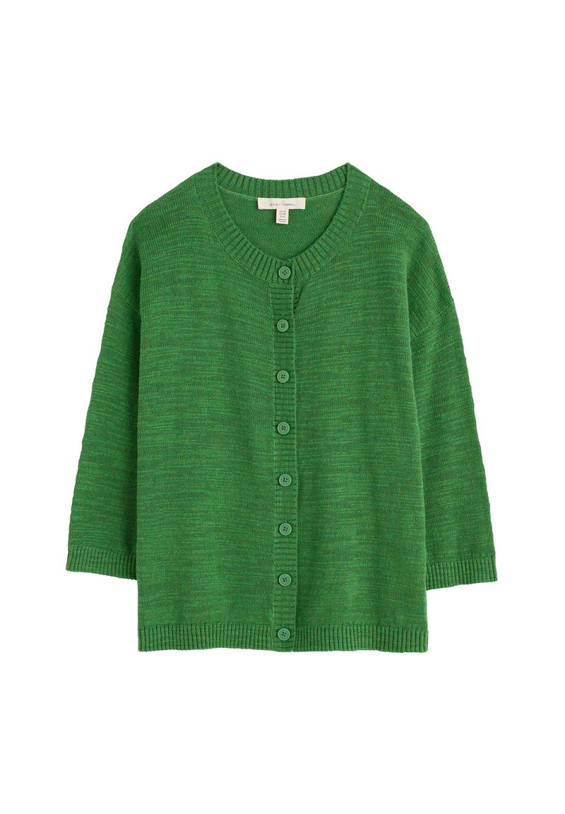 Zaļš adīts kardigans ar apaļu kakla izgriezumu, sešu pogu aizdari, trīs ceturtdaļu garuma piedurknēm un ribotām mansetēm un apakšmalu.