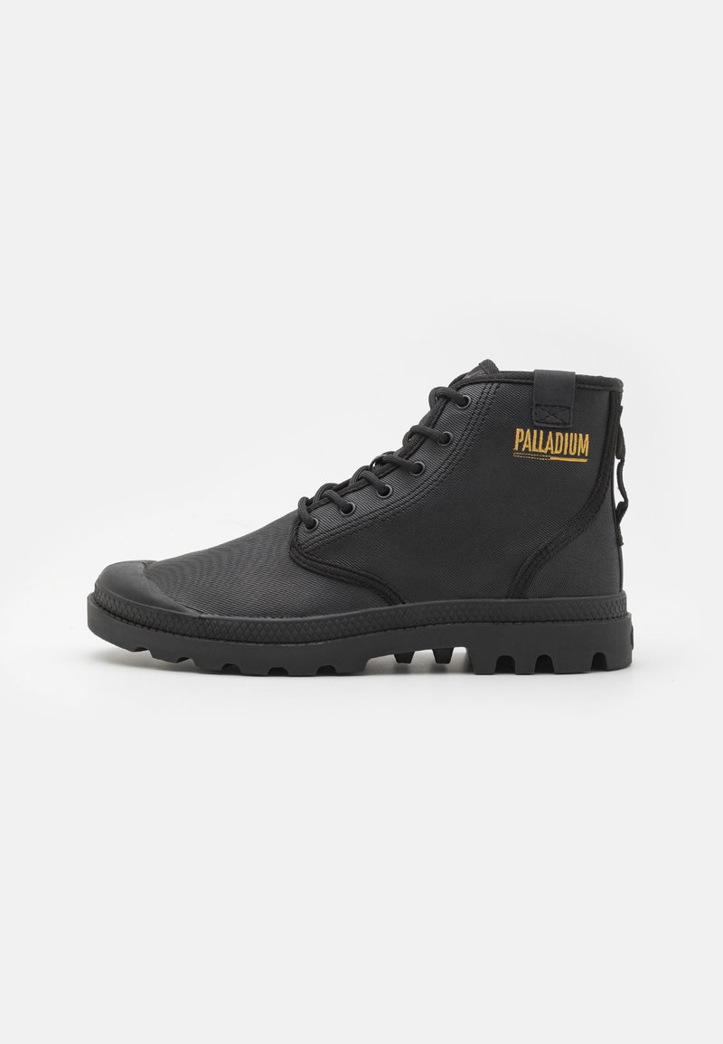 Mustad mustad kõrgevarvastega saapad, mis on valmistatud tekstuurilisest sünteetilisest materjalist, millel on kummist talla, ümar varvas ja kuldne "PALLADIUM" logo külgedel.