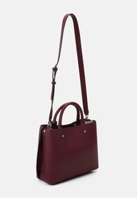 Guess MERIDIAN GIRLFRIEND SATCHEL - Kézitáska - burgundy