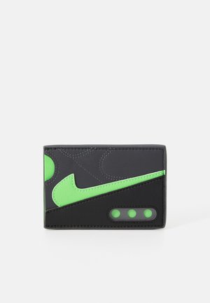 Must musta roheliste aktsentidega, tekstuuripind ja silmapaistev Nike logo. Ühel küljel on kolm ringikujulist detaili.