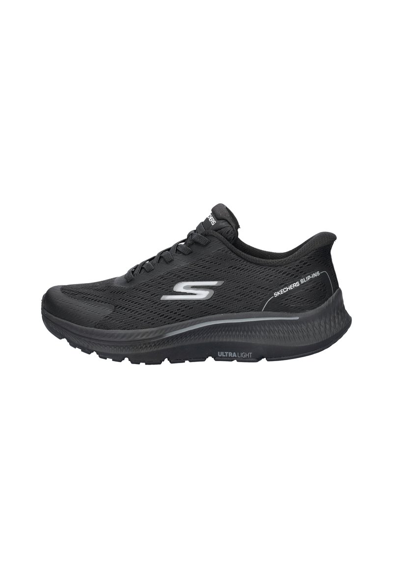 Zapatilla de running Skechers negra con parte superior de malla y una suela gruesa y acolchada, mostrando el logotipo de la marca en el costado.