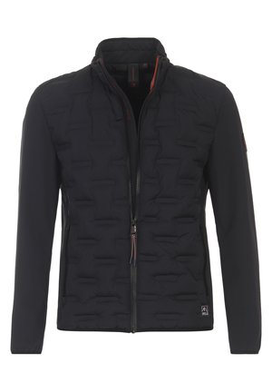 Gepolsterte schwarze Jacke mit einem Reißverschluss auf der Vorderseite, hohem Kragen und kontrastierenden roten Akzenten. Verfügt über eine strukturierte Oberfläche und Seitentaschen.