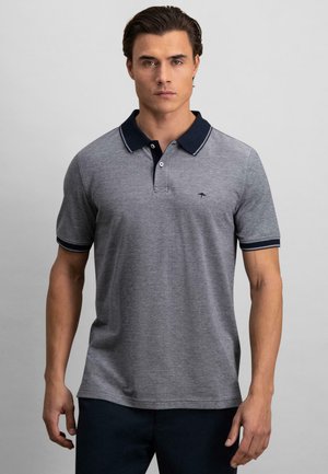 Polo gris avec un col navy, des manches courtes et un petit logo. Présente une fermeture à boutons et des détails en ribbed contrastés.