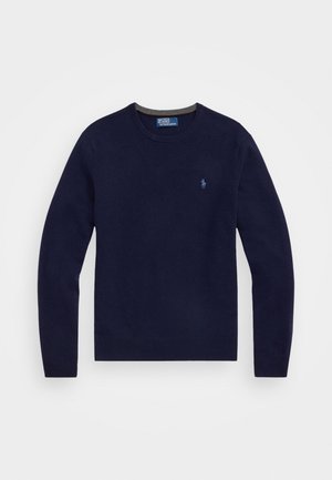 Mørkeblå genser laget av et mykt strikkemateriale, med rund hals og lange ermer. Liten logo i en lysere blåfarge på brystet.