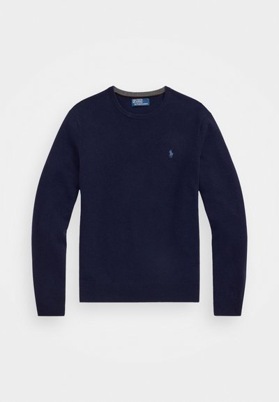 Mörkblå tröja i mjukt stickat material, med rund hals och långa ärmar. Litet logo i en ljusare blå nyans på bröstet.