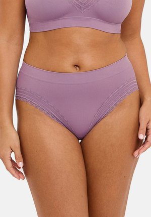 Sous-vêtements en coton lilas à côtes avec une bordure en dentelle, présentant un design taille haute et une texture douce et lisse.