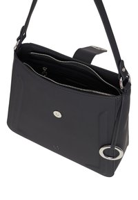 Borsa a spalla in pelle nera con forma rettangolare, hardware in acciaio inox, scomparti con zip e tracolla rimovibile. Presenta un accento circolare.