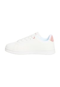Sneaker bianco con tomaia sintetica liscia, punta tonda e cinque occhielli. Accent metallico rosa sul tallone; suola piatta in gomma. Design semplice e pulito.