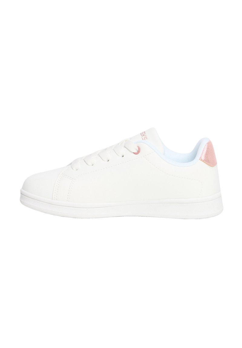 Sneaker bianco con tomaia sintetica liscia, punta tonda e cinque occhielli. Accent metallico rosa sul tallone; suola piatta in gomma. Design semplice e pulito.