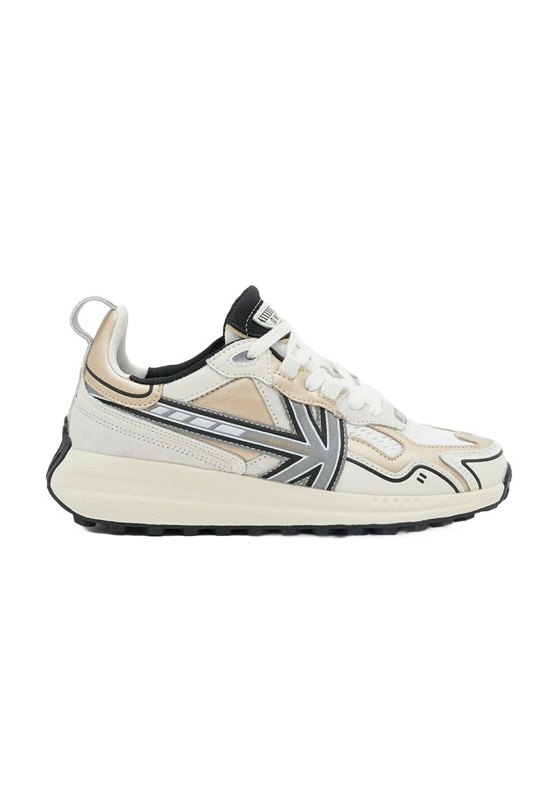 Sneakers met een mix van crème en beige materialen, zwarte accenten, zilveren details, een gestructureerde zool en een opvallend logo op de tong.