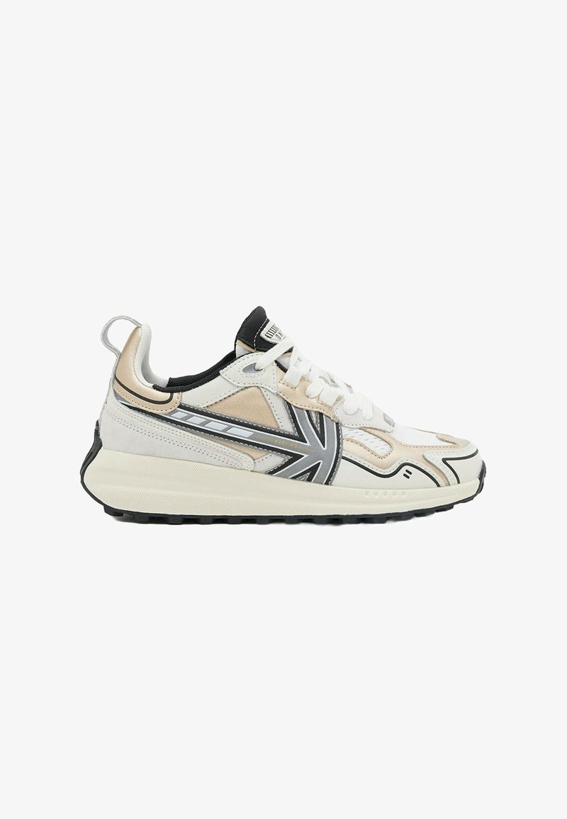 Sneaker aus einer Mischung von Creme- und Beigetönen, mit schwarzen Akzenten, silbernen Details, einer strukturierten Sohle und einem auffälligen Logo auf der Zunge.