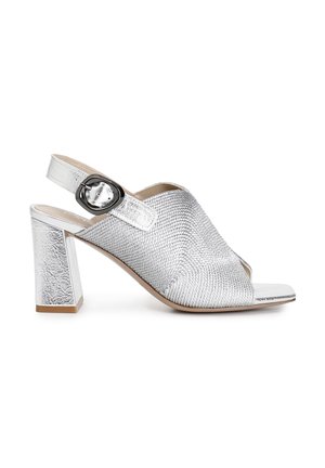 Sandal con tacco in argento, con motivo, open toe, design slingback e un accento di fibbia rotonda sul cinturino. Finitura metallica testurizzata.