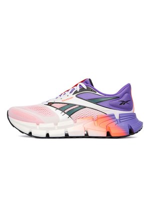 Scarpa da corsa Reebok bianca, rosa, viola e arancione con tomaia in mesh, strisce laterali con marchio e suola a segmenti.