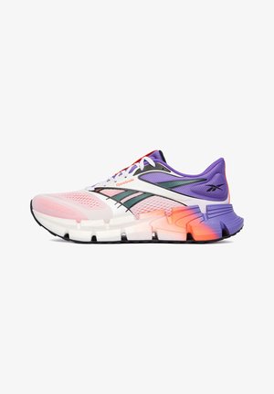Zapatilla de running Reebok en blanco, rosa, púrpura y naranja con parte superior de malla, franjas laterales con la marca y diseño de suela segmentada.