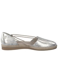 Espadrille en cuir argenté avec des brides croisées, un bout rond et une semelle en jute. Présente une finition métallique texturée et une semelle intérieure rembourrée.