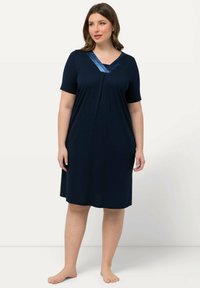 Abito blu navy a maniche corte con scollatura a V, dotato di un accento in satin alla scollatura e una vestibilità rilassata che arriva sopra il ginocchio.