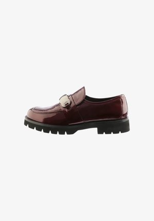 Burgunderfarbene Lacklederslipper mit strukturiertem Obermaterial, schwarzer Gummisohle und silberner Schnalle auf dem Blatt. Klassisches, niedriges Design.