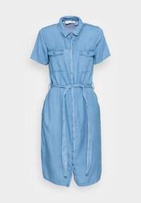 Ljusblå denimskjortklänning med korta ärmar, knappstängning fram, bröstfickor och ett knytbälte i midjan. Slät yta, avslappnad design.