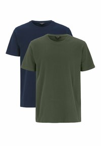 Två kortärmade t-shirts, en marinblå och en olivgrön, tillverkade av ett mjukt, andningsbart tyg. Rundhalsdesign, standard passform.