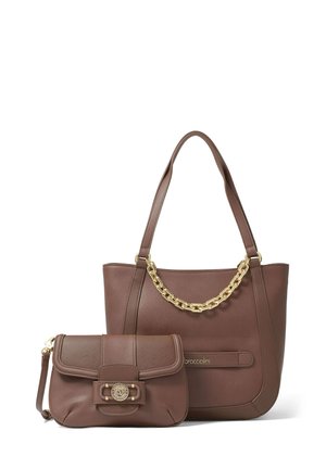 Braunes Lederhandtaschen-Set mit einer großen Tote-Tasche mit Kettenakzenten und einer kleineren Clutch mit einem dekorativen Verschluss. Weiche Textur, minimalistisches Design.